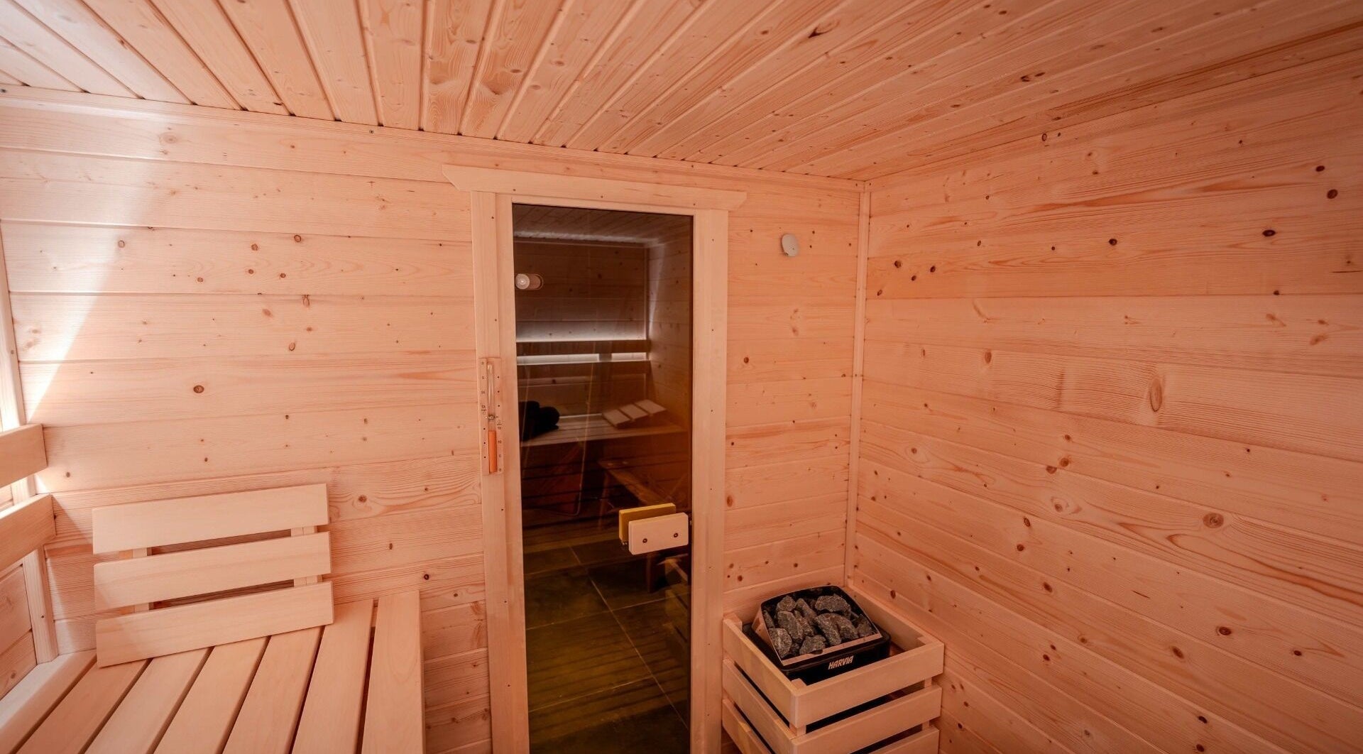 Gezellige houten sauna bij Miracle Spa in Echt, Limburg, NL voor ultieme ontspanning.