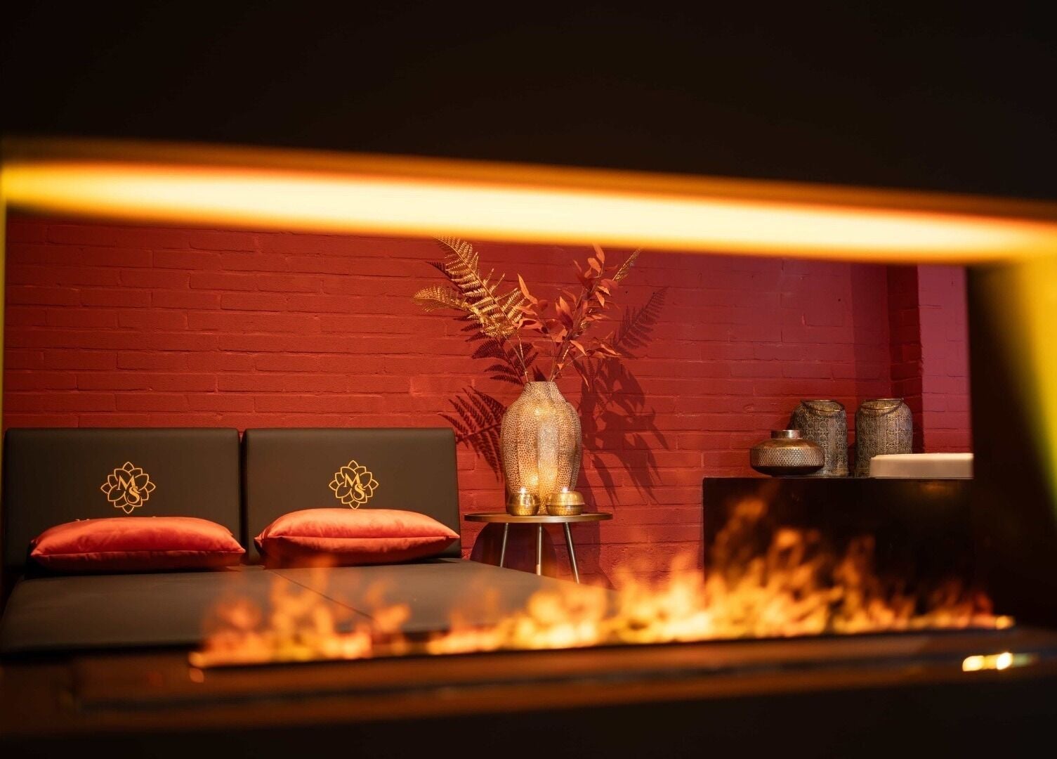 Gezellige relaxruimte met open haard in Miracle Spa, Echt, Limburg, NL.