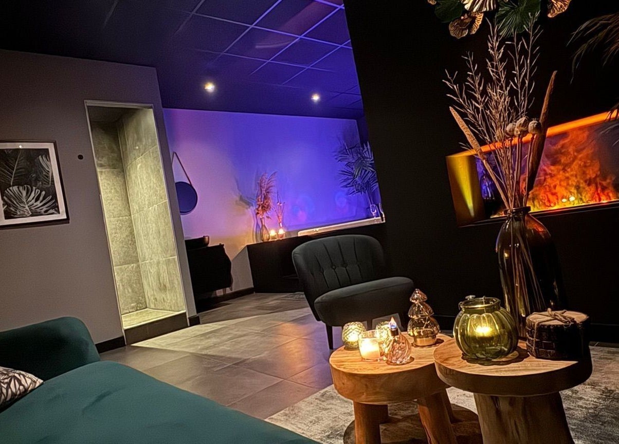 Gezellige spa kamer bij Miracle Spa in Echt, Limburg, NL met sfeervolle verlichting en comfortabele zitplaatsen.