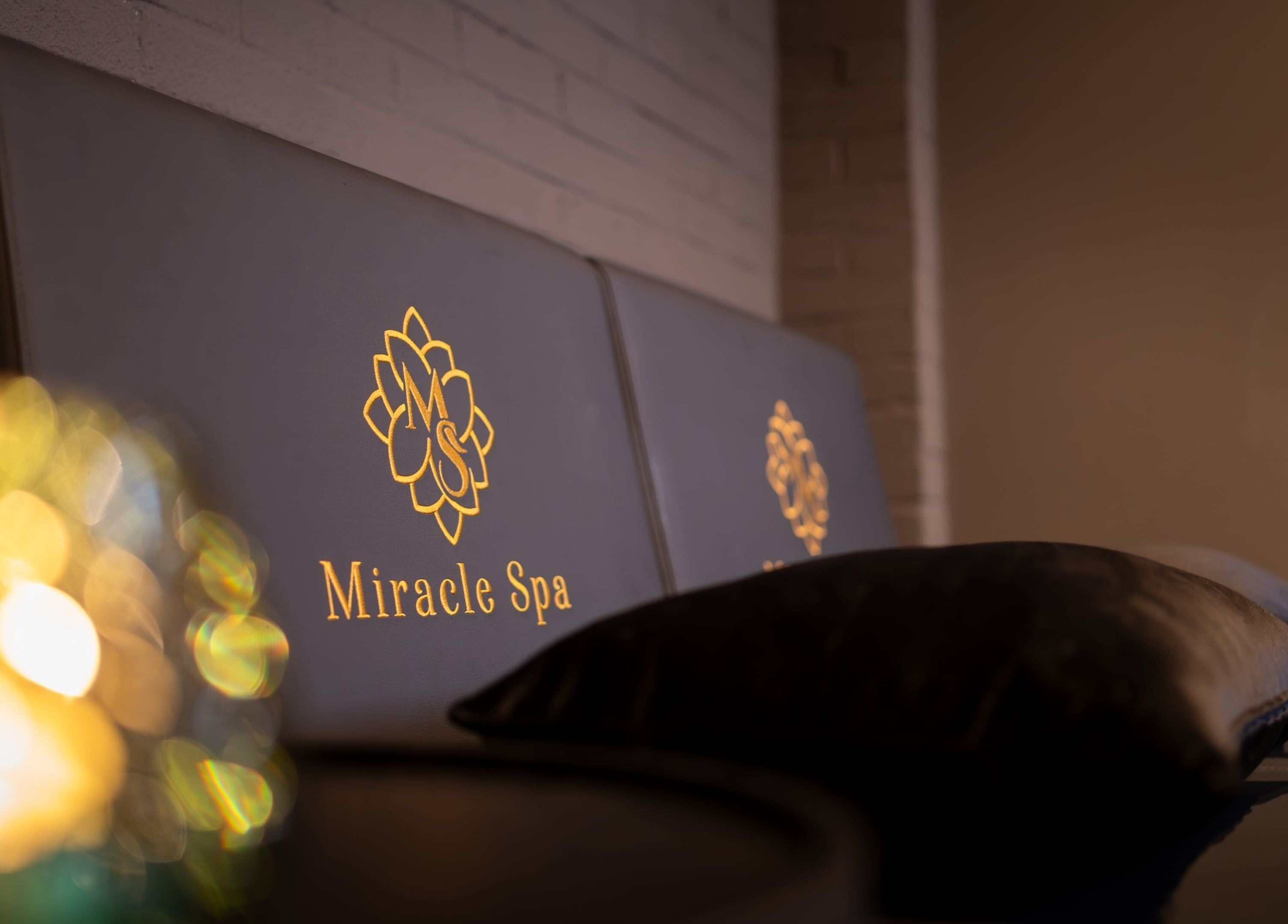 Moderne lounge in Miracle Spa, Echt, Limburg, NL met elegant design en comfortabele kussens.