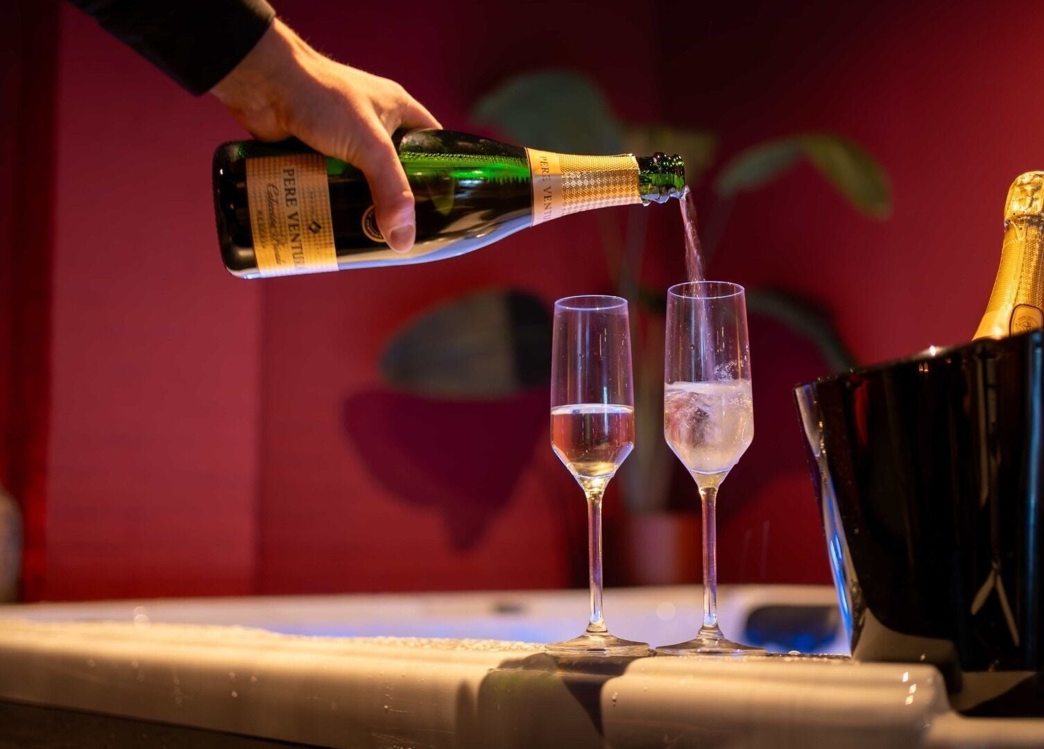 Champagne wordt ingeschonken bij Miracle Spa, Echt, Limburg, NL, voor een luxe wellnesservaring.
