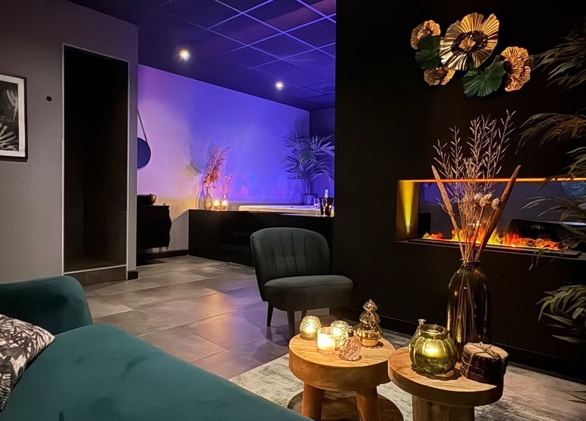 Ontspannen sfeer bij Miracle Spa in Echt, Limburg, NL met stijlvolle inrichting en warme verlichting.