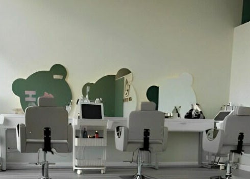 Am Perfect Spa's sleek salon stations in Aurora, Illinois, US, featuring modern chairs and unique bear-shaped mirrors.