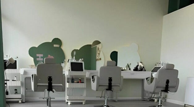 Am Perfect Spa's sleek salon stations in Aurora, Illinois, US, featuring modern chairs and unique bear-shaped mirrors.