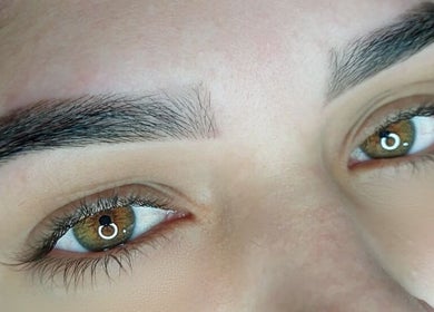 Sobrancelhas perfeitamente esculpidas no Studio Sister's em Peruibe, São Paulo, BR, realçando olhos castanhos.