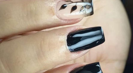 Unhas decoradas em preto e nude no Studio Sister's, Peruíbe, São Paulo, BR.