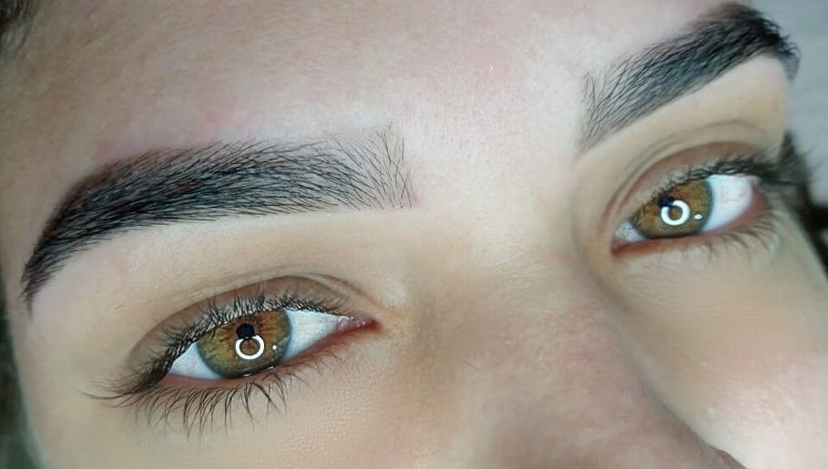 Sobrancelhas perfeitamente desenhadas no Studio Sister's em Peruibe, São Paulo, BR.