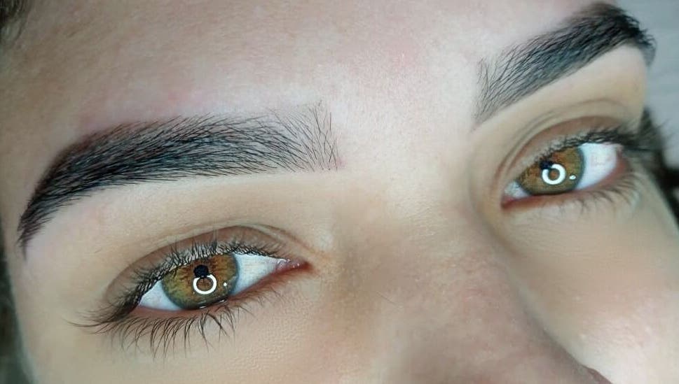 Sobrancelhas perfeitamente desenhadas no Studio Sister's em Peruibe, São Paulo, BR.