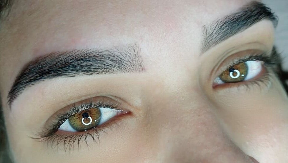 Sobrancelhas perfeitamente desenhadas no Studio Sister's em Peruibe, São Paulo, BR.