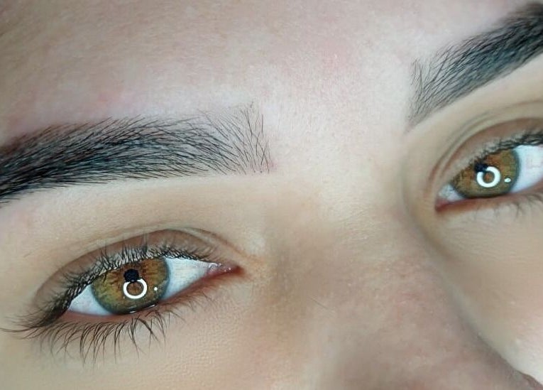 Sobrancelhas perfeitamente desenhadas no Studio Sister's em Peruibe, São Paulo, BR.