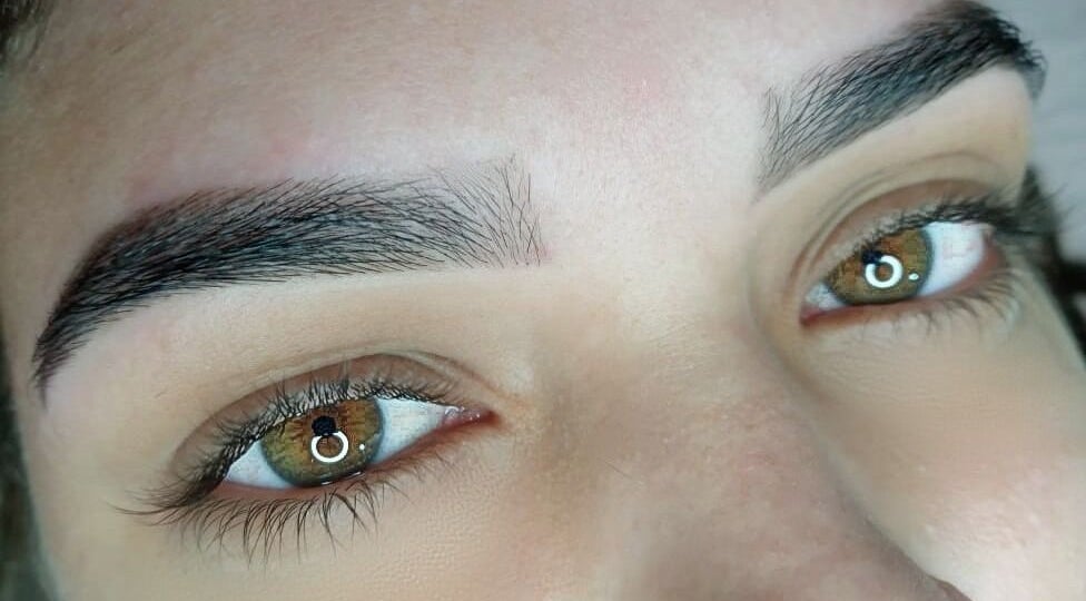 Sobrancelhas perfeitamente desenhadas no Studio Sister's em Peruibe, São Paulo, BR.