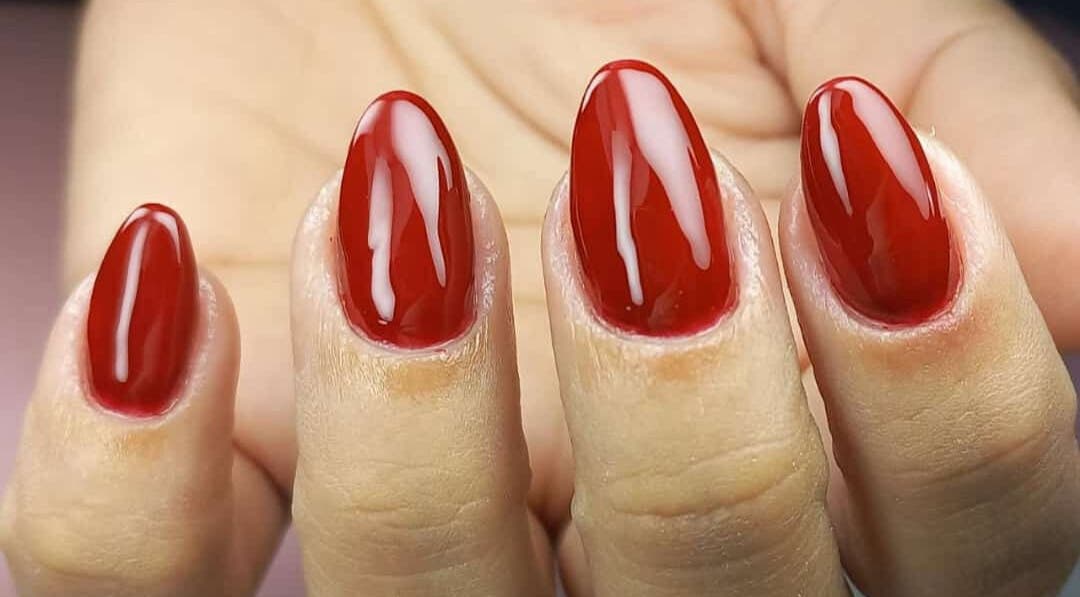 Unhas vermelhas elegantes no Studio Sister's em Peruibe, São Paulo, BR, realçando beleza e estilo.