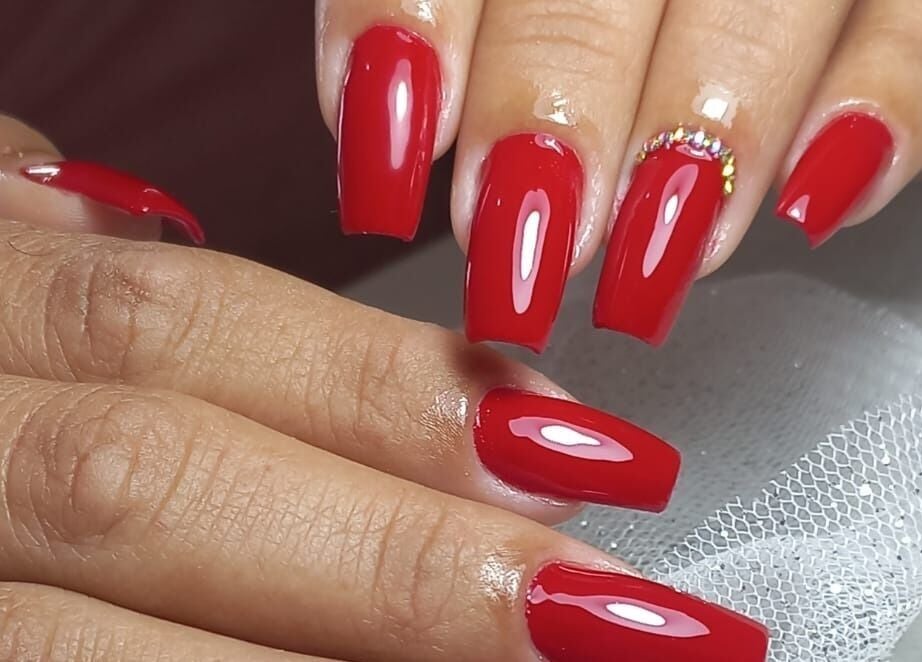 Unhas vermelhas com detalhes, feitas no Studio Sister's, Peruíbe, São Paulo, BR.