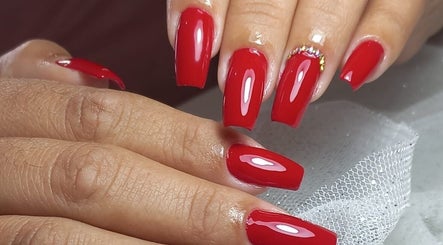 Unhas vermelhas com detalhes, feitas no Studio Sister's, Peruíbe, São Paulo, BR.