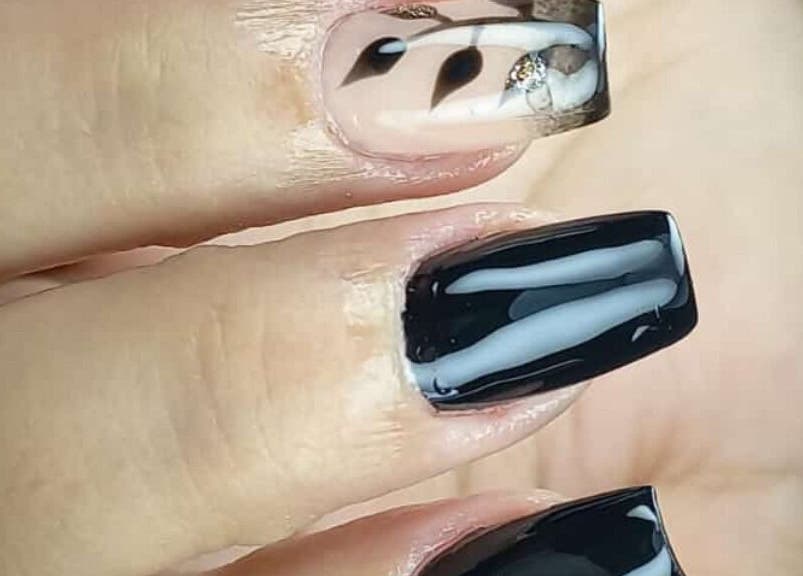 Exibição de unhas decoradas no Studio Sister's em Peruíbe, São Paulo, BR, com design moderno.