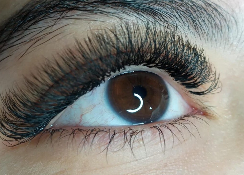 Close-up de cílios volumosos no Studio Sister's em Peruibe, São Paulo, BR, destacando beleza e cuidado.