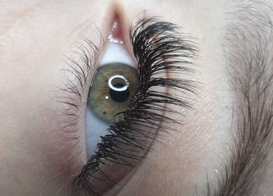 Extensões de cílios no Studio Sister's em Peruibe, São Paulo, BR, destacando cílios volumosos e naturais.