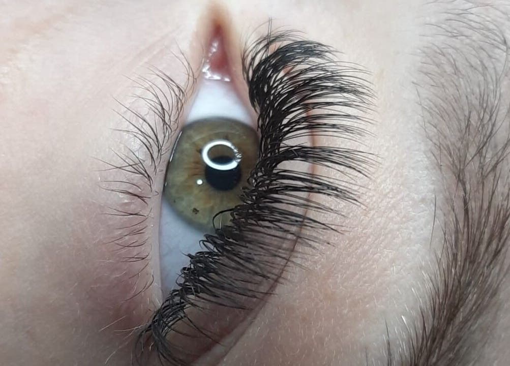 Extensões de cílios no Studio Sister's em Peruibe, São Paulo, BR, destacando cílios volumosos e naturais.