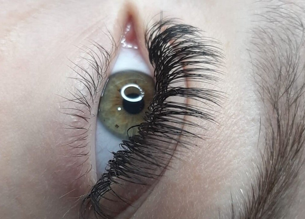 Extensões de cílios no Studio Sister's em Peruibe, São Paulo, BR, destacando cílios volumosos e naturais.