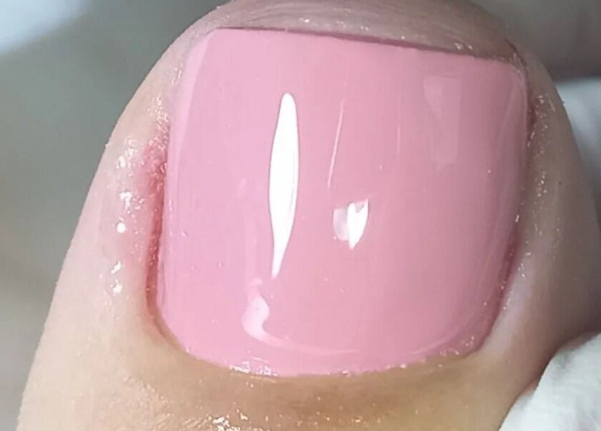 Unha esmaltada rosa em destaque no Studio Sister's, Peruíbe, São Paulo, BR. Estética elegante e bem cuidada.