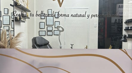 Interior de Virtuosa en Providencia, Región Metropolitana, CL, mostrando un espacio moderno y decorativo.