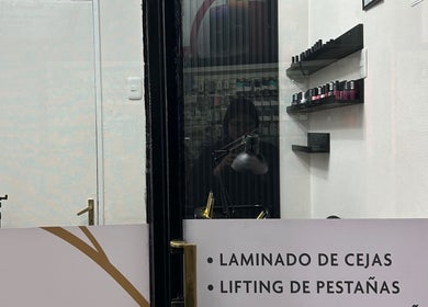 Interior de Virtuosa en Providencia, Región Metropolitana, CL, mostrando productos de belleza y equipo.