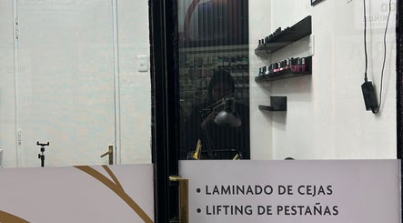 Interior de Virtuosa en Providencia, Región Metropolitana, CL, mostrando productos de belleza y equipo.