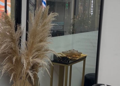 Rincón acogedor en Virtuosa con decoración natural y mesa elegante en Providencia, Región Metropolitana, CL.
