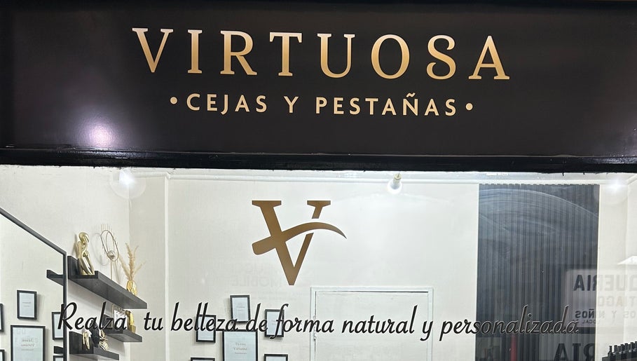 Entrada de Virtuosa en Providencia, Región Metropolitana, CL, destacando el diseño elegante del cartel.