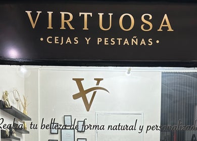 Entrada de Virtuosa en Providencia, Región Metropolitana, CL, destacando el diseño elegante del cartel.