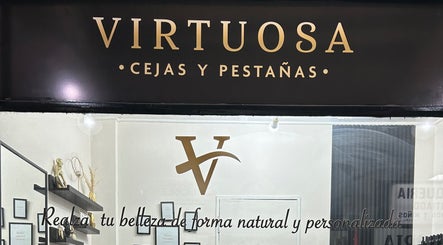 Entrada de Virtuosa en Providencia, Región Metropolitana, CL, destacando el diseño elegante del cartel.