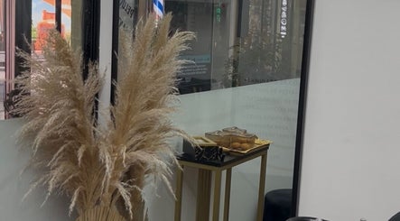 Decoración elegante en Virtuosa, Providencia, Región Metropolitana, CL, con mesa dorada y pampas.