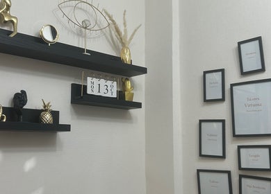 Decoración moderna en Virtuosa, Providencia, Región Metropolitana, CL con estantes y arte inspirador.