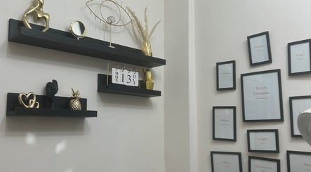 Decoración moderna en Virtuosa, Providencia, Región Metropolitana, CL con estantes y arte inspirador.