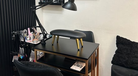 Mesa de manicura en Virtuosa, Providencia, Región Metropolitana, CL, con herramientas de belleza modernas.