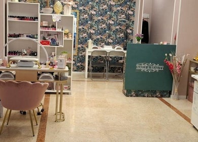 Interno elegante di MR Nails&Beauty a Roma, Lazio, IT, con postazioni manicure ben organizzate.