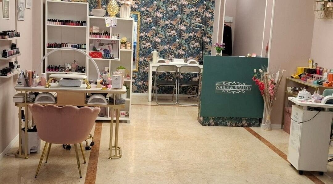 Interno elegante di MR Nails&Beauty a Roma, Lazio, IT, con postazioni manicure ben organizzate.