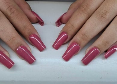 Unghie rosa brillante curate da MR Nails&Beauty a Roma, Lazio, IT.