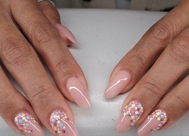 Dettaglio nail art eleganti presso MR Nails&Beauty, Roma, Lazio, IT. Design chic e moderno.