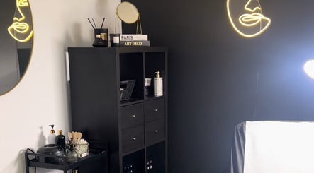 Elegant interior of Ellite Tanning Aesthetics & Beauty Bar in Sheffield, England, GB with modern decor and lighting.