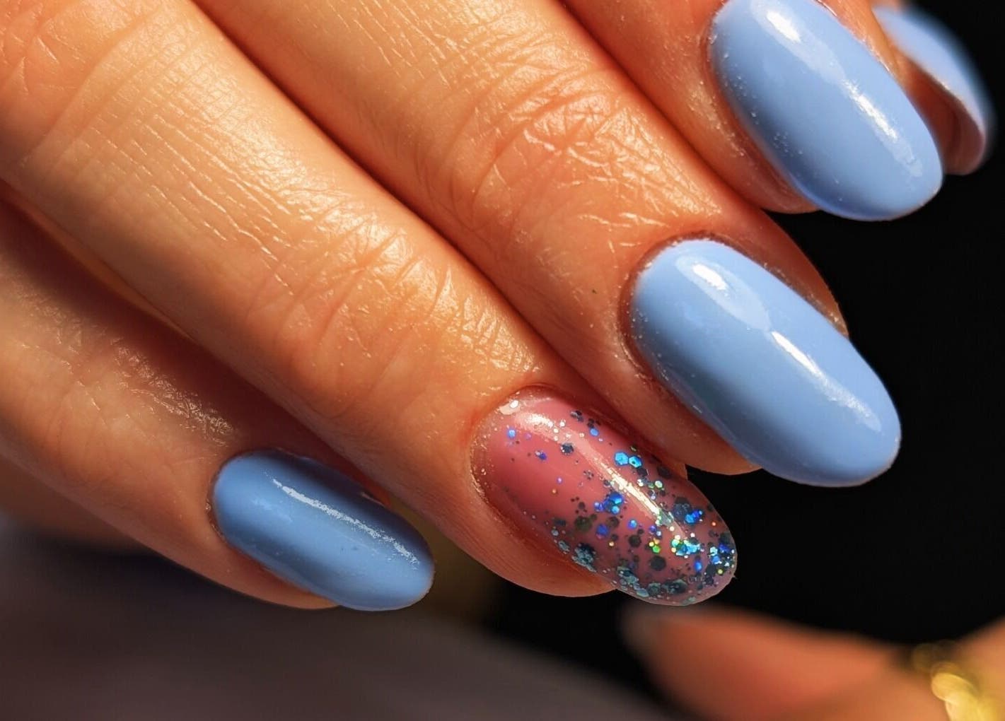 Unghie decorate in blu e glitter a Daiana Beauty Studio, Aviano, Friuli Venezia Giulia, IT.