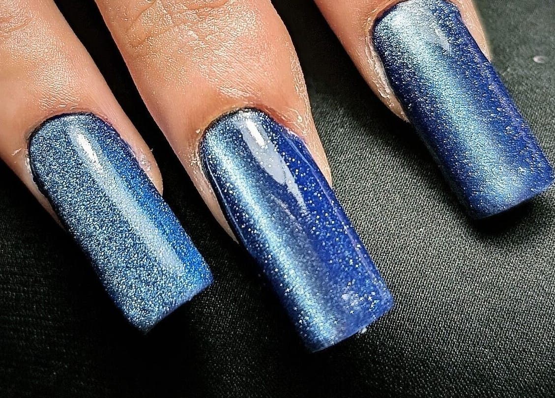 Unghie blu scintillanti a Daiana Beauty Studio, Aviano, Friuli Venezia Giulia, IT.