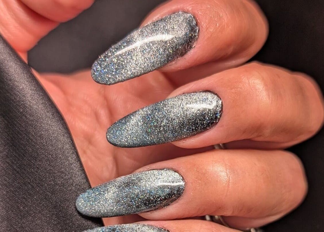 Unghie scintillanti con smalto glitter presso Daiana Beauty Studio, Aviano, Friuli Venezia Giulia, IT.