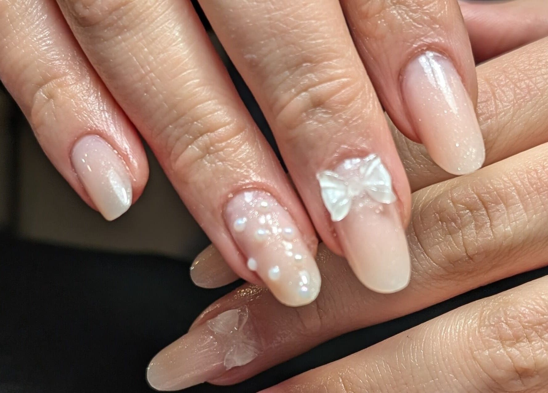 Unghie decorate con fiocchi presso Daiana Beauty Studio, Aviano, Friuli Venezia Giulia, IT.