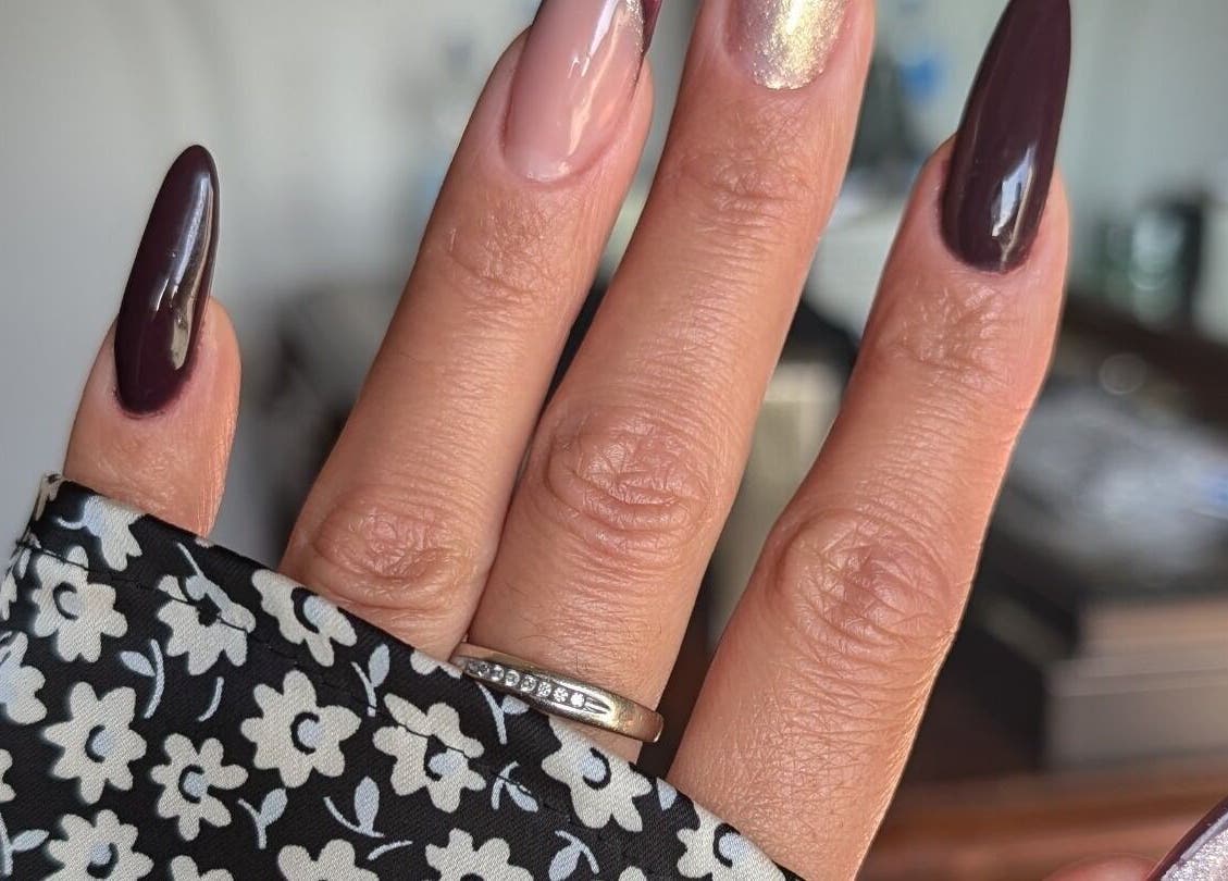 Manicure elegante a Daiana Beauty Studio, Aviano, Friuli Venezia Giulia, IT con nail art e finitura lucida.