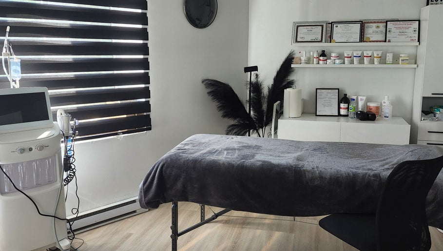 Treatment room at DivaLook Academy Inc., Montréal, Québec, CA with spa bed and modern equipment.