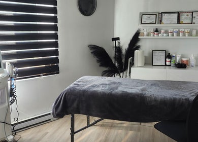 Treatment room at DivaLook Academy Inc., Montréal, Québec, CA with spa bed and modern equipment.