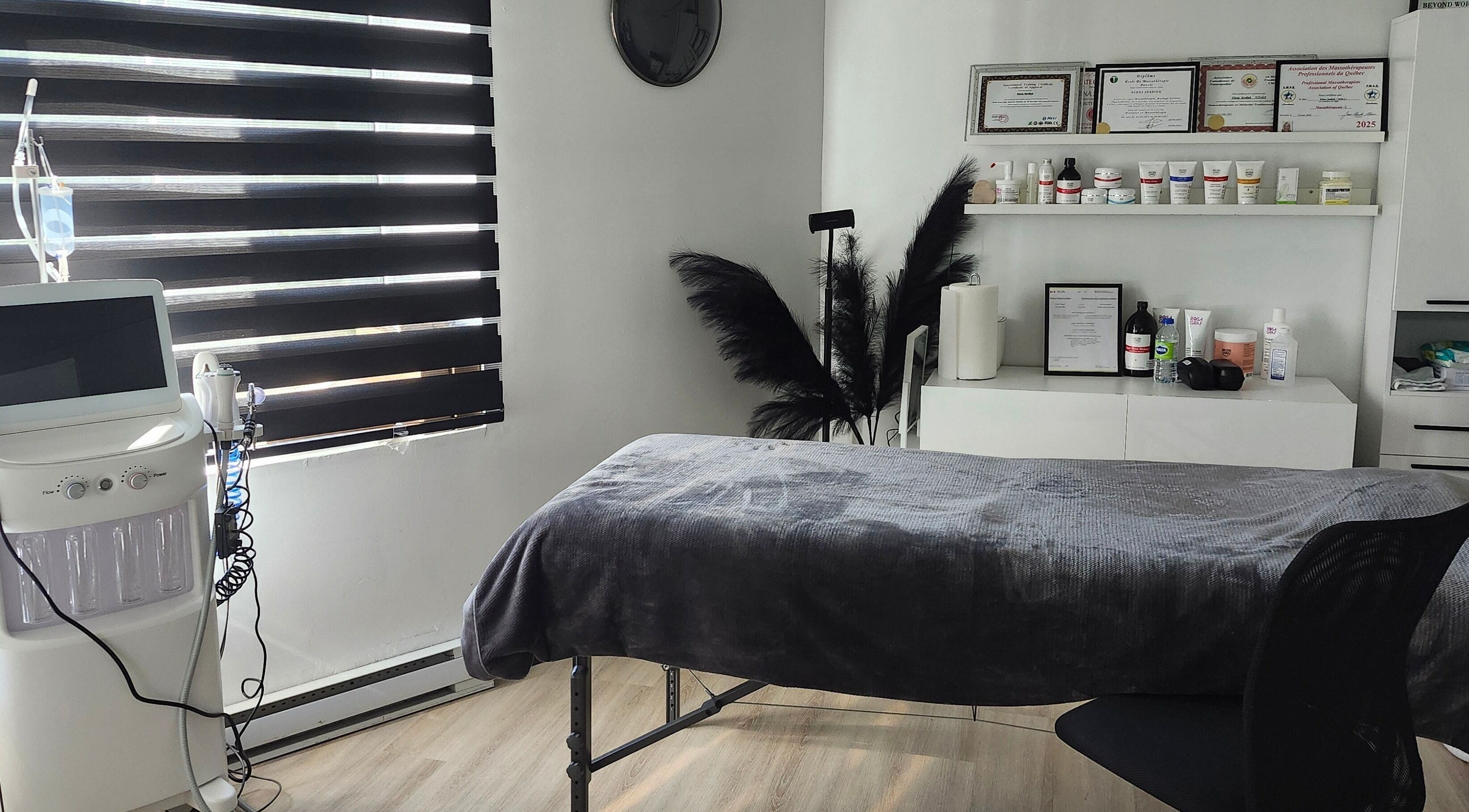 Treatment room at DivaLook Academy Inc., Montréal, Québec, CA with spa bed and modern equipment.