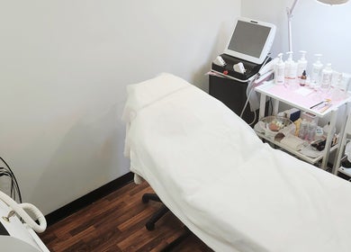 A treatment room at DivaLook Academy Inc., Montréal, Québec, CA, featuring a comfortable bed and skincare equipment.