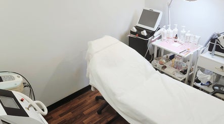 A treatment room at DivaLook Academy Inc., Montréal, Québec, CA, featuring a comfortable bed and skincare equipment.